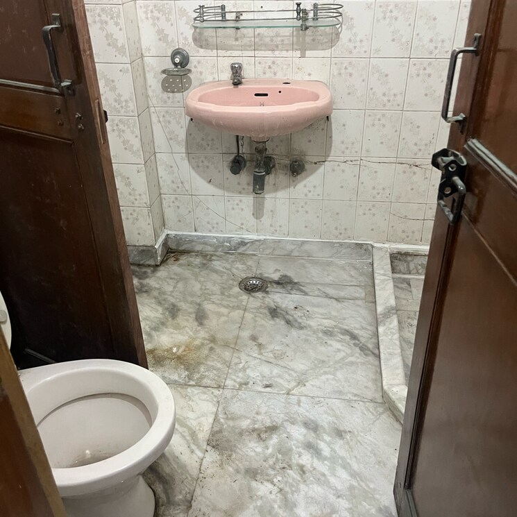 Bathroom, old rajinder nagar 2 Bedroom 1200 Sq.Ft. Independent House In Old Rajinder Nagar Delhi 8476397