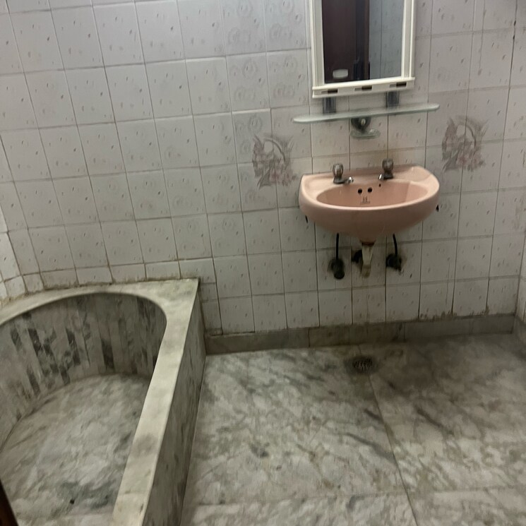 Bathroom, old rajinder nagar 2 Bedroom 1200 Sq.Ft. Independent House In Old Rajinder Nagar Delhi 8476397