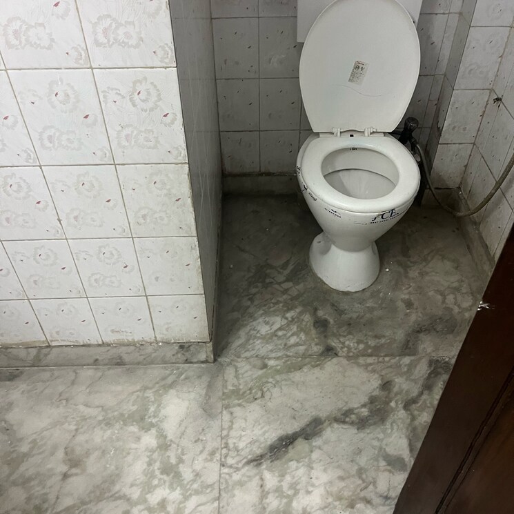 Bathroom, old rajinder nagar 2 Bedroom 1200 Sq.Ft. Independent House In Old Rajinder Nagar Delhi 8476397