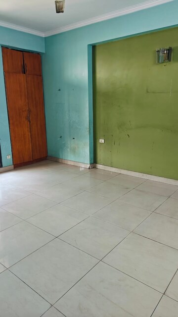 Room in 4 BHK Apartment at Indrapuram – for Sale