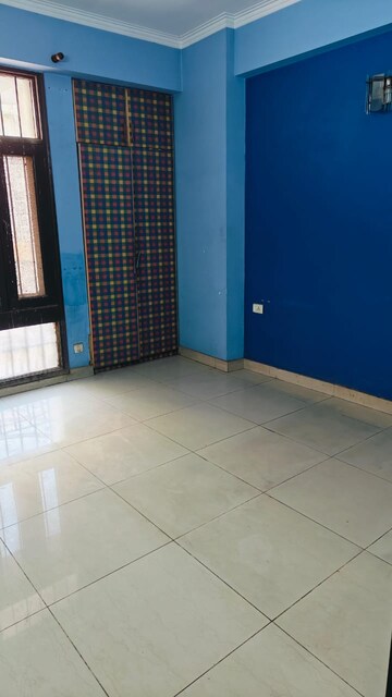 Room in 4 BHK Apartment at Indrapuram – for Sale