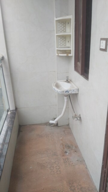 Bathroom in 2.5 BHK Builder Floor at Mayur Vihar – for Rent