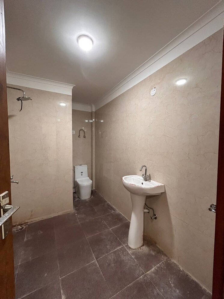 Bathroom, rwa-tomar-colony 3 Bedroom 900 Sq.Ft. Builder Floor In Mukundpur Delhi 8476791