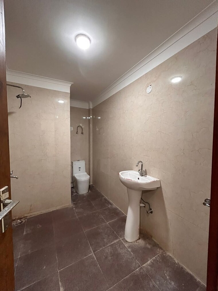 Bathroom, rwa-tomar-colony 3 Bedroom 900 Sq.Ft. Builder Floor In Mukundpur Delhi 8476791