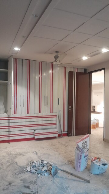 Room in 6 BHK Villa at Unitech South City II, Sector 50 – for Rent