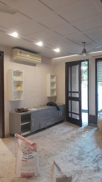 Master Bedroom in 6 BHK Villa at Unitech South City II, Sector 50 – for Rent