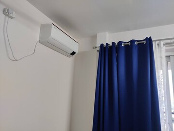 Room in 3 BHK Apartment at Pashmina Waterfront, Old Madras Road – for Rent