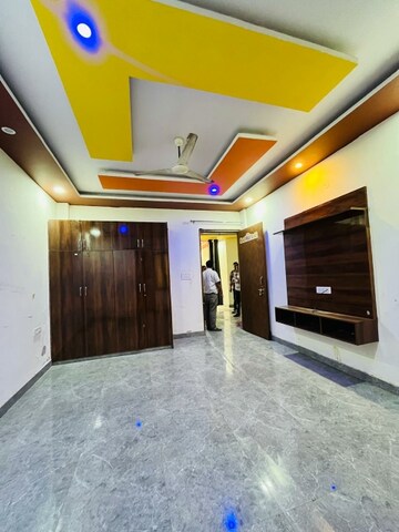 Master Bedroom in 2.5 BHK Builder Floor at Sector 64 – for Rent