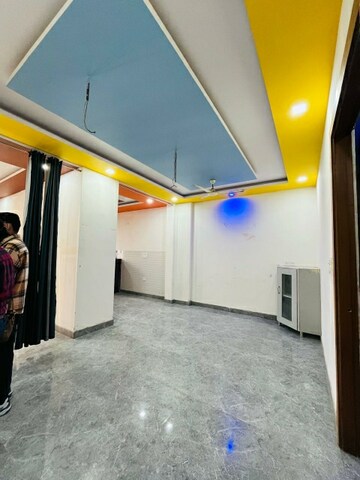 Master Bedroom in 2.5 BHK Builder Floor at Sector 64 – for Rent