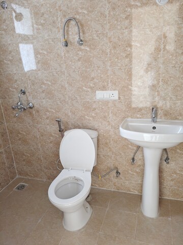 Attached Bathroom in 3 BHK Apartment at Omaxe R2, Gomti Nagar – for Rent