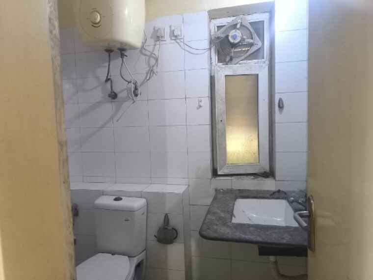 Bathroom, bptp-park-grandeura 2 Bedroom 1300 Sq.Ft. Apartment In Sector 82 Faridabad 8477691