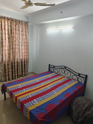 Room in 2.5 BHK Apartment at RG Residency, Sector 120 – for Rent