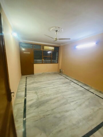 Master Bedroom in 3 BHK Builder Floor at Arjun Nagar – for Rent