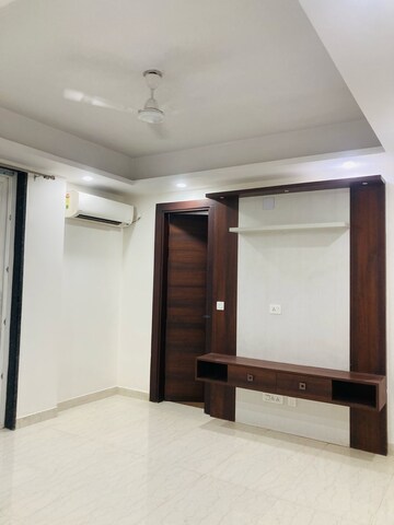 Room in 3 BHK Builder Floor at Unitech South City 1, South City 1 – for Rent