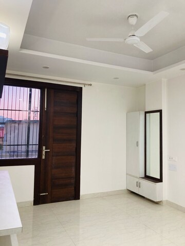 Bedroom in 3 BHK Builder Floor at Unitech South City 1, South City 1 – for Rent