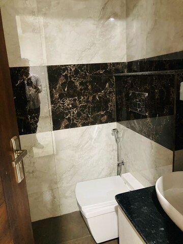 Bathroom in 3 BHK Builder Floor at Unitech South City 1, South City 1 – for Rent