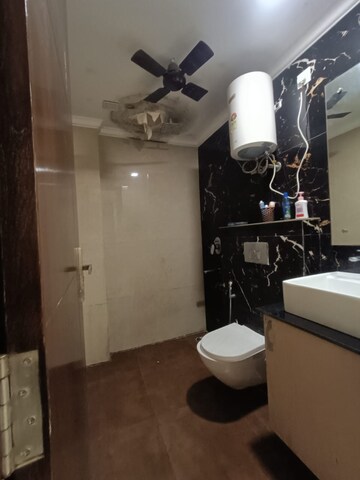 Building Lobby in 4 BHK Builder Floor at Ansal Sushant Lok I, Sector 43 – for Rent