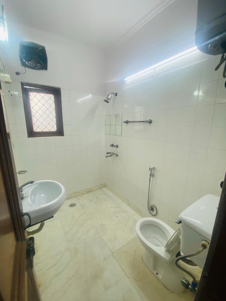Bathroom, arjun nagar 2 Bedroom 850 Sq.Ft. Builder Floor In Arjun Nagar Delhi 8477860