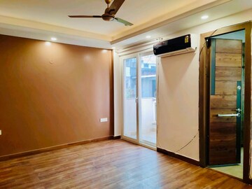 Room in 4 BHK Builder Floor at Ansal Sushant Lok I, Sector 43 – for Rent