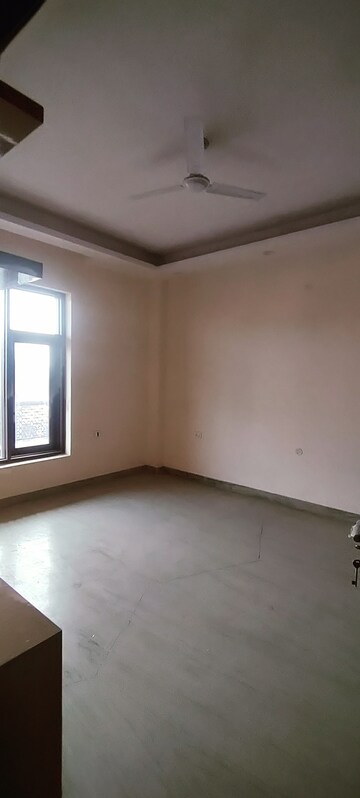 Master Bedroom in 4 BHK Builder Floor at Sector 37 – for Rent