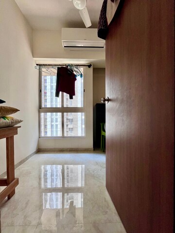 Room in 1.5 BHK Apartment at Lodha Amara, Kolshet Road – for Sale