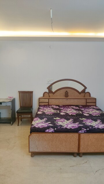 Bedroom in 1.5 BHK Apartment at Sector 27 – for Rent