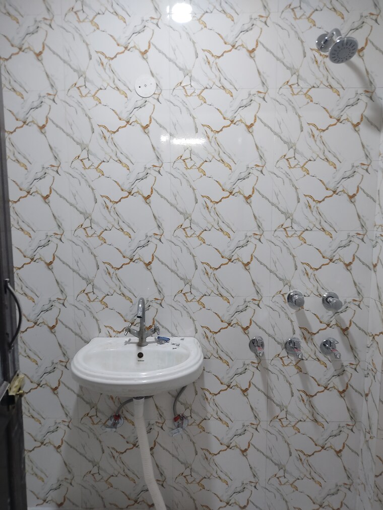 Bathroom, new gupta colony 2 Bedroom 70 Sq.Yd. Builder Floor In New Gupta Colony Delhi 8478834