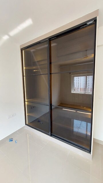 Room in 2.5 BHK Apartment at Bhartiya Nikoo Homes Phase 2, Thanisandra Main Road – for Rent