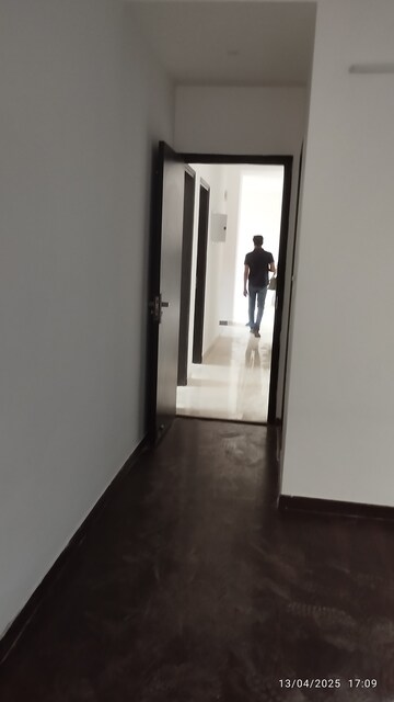 Room in 3 BHK Apartment at Elite Golf Green, Sector 79 – for Rent