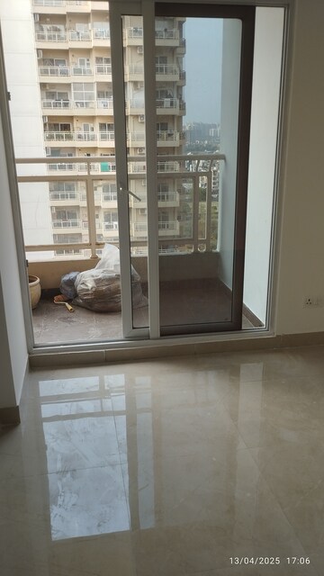 Room in 3 BHK Apartment at Elite Golf Green, Sector 79 – for Rent