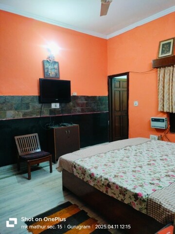 Bedroom in 3 BHK Builder Floor at Satyam Plaza, Sector 15 – for Rent