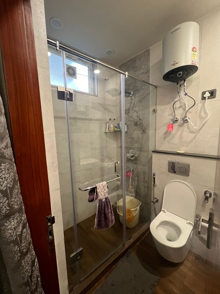 Bathroom, dayanand colony 3 Bedroom 1150 Sq.Ft. Builder Floor In Dayanand Colony Delhi 8479101