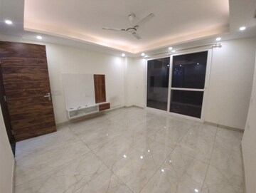 Room in 3 BHK Builder Floor at Ardee Mall, Sector 52 – for Rent