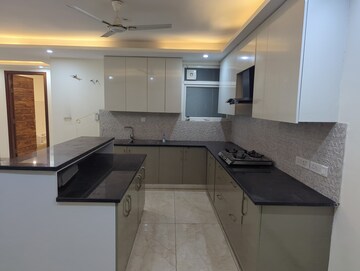 Kitchen in 3 BHK Builder Floor at Ardee Mall, Sector 52 – for Rent
