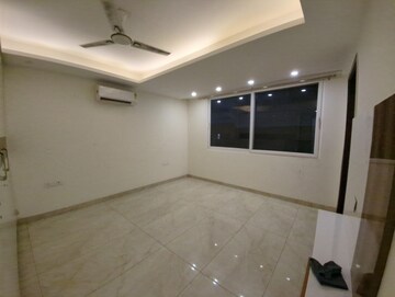 Room in 3 BHK Builder Floor at Ardee Mall, Sector 52 – for Rent