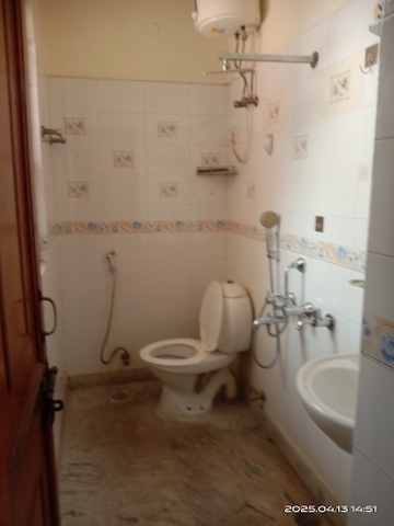 Master Bedroom in 1 BHK Builder Floor at Satyam Plaza, Sector 15 – for Rent