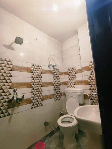 Attached Bathroom in 2 BHK Builder Floor at Dwarka Mor – for Rent