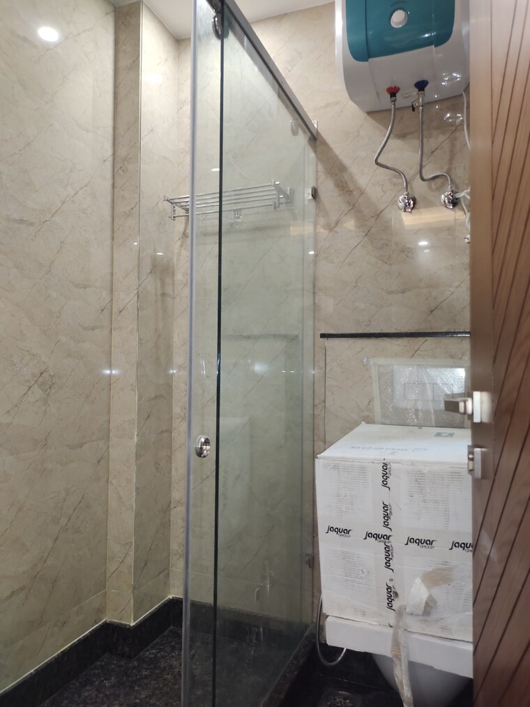 Bathroom, chittaranjan park 3 Bedroom 1600 Sq.Ft. Builder Floor In Chittaranjan Park Delhi 8479739
