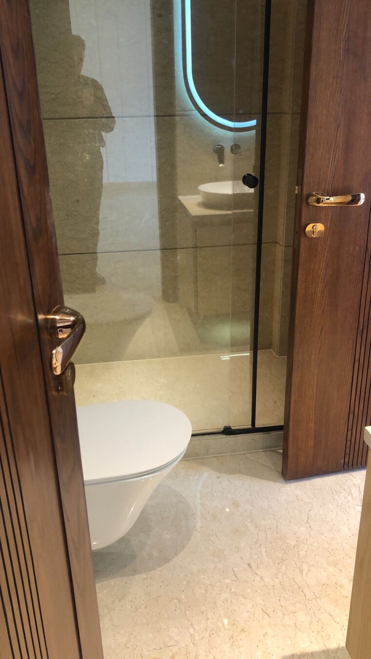 Bathroom, sarvapriya vihar 3 Bedroom 2200 Sq.Ft. Builder Floor In Sarvapriya Vihar Delhi 8479761