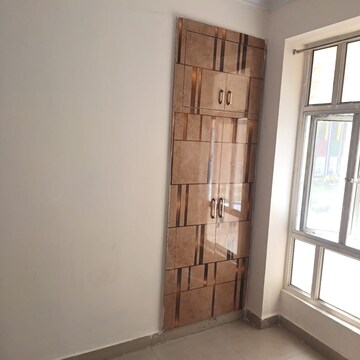 Room in 2 BHK Apartment at Amrapali Golf Homes, Haibatpur – for Rent