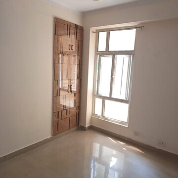 Room in 2 BHK Apartment at Amrapali Golf Homes, Haibatpur – for Rent