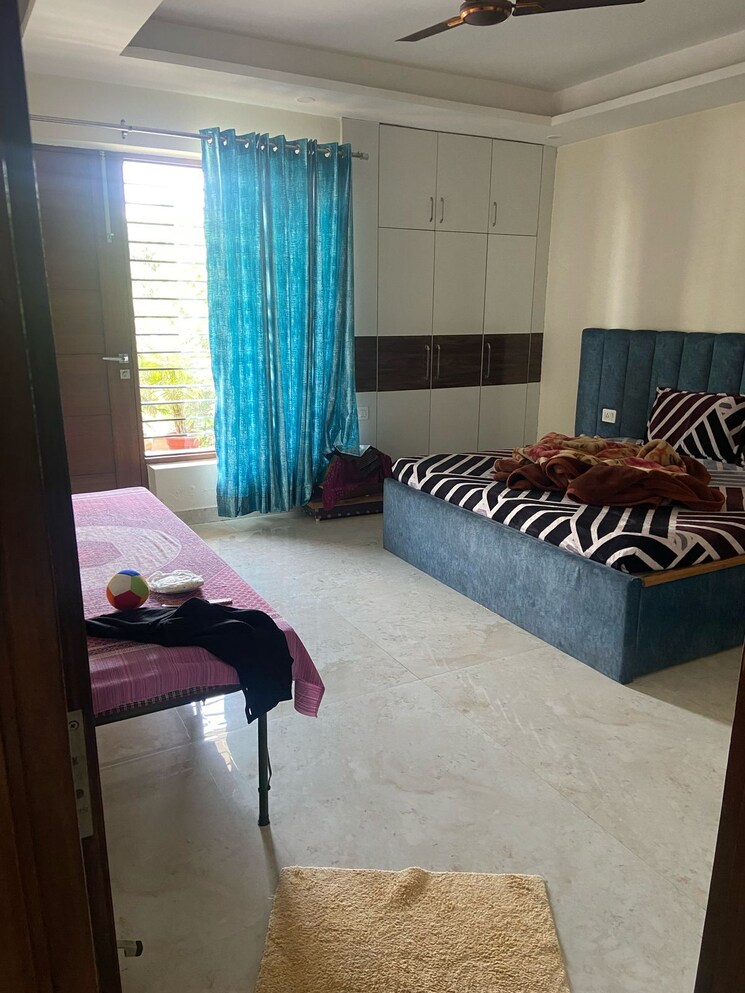 Room, sector 75 4 Bedroom 300 Sq.Yd. Builder Floor In Sector 75 Faridabad 8480082