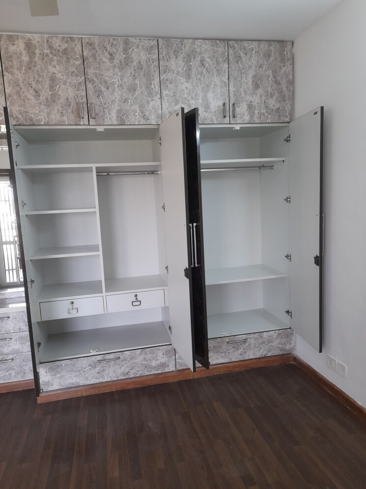 Room, sector 75 4 Bedroom 300 Sq.Yd. Builder Floor In Sector 75 Faridabad 8480082