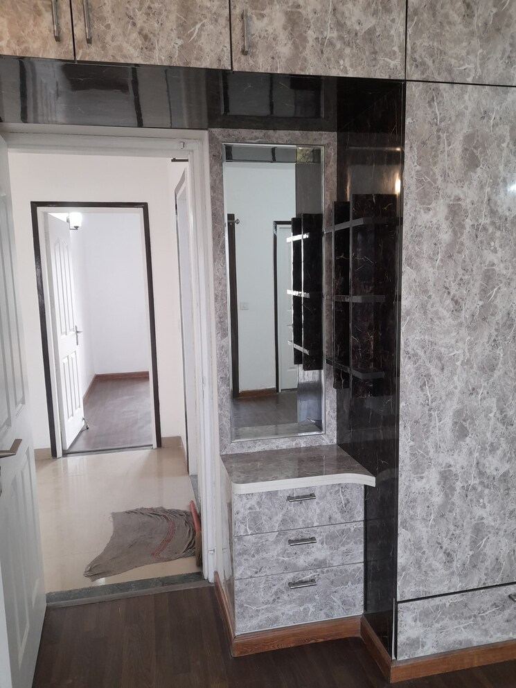Room, sector 75 4 Bedroom 300 Sq.Yd. Builder Floor In Sector 75 Faridabad 8480082