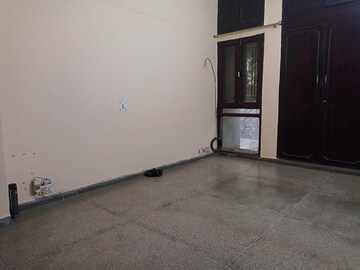 Master Bedroom in 3 BHK Apartment at Varun Enclave, Sector 28 – for Sale