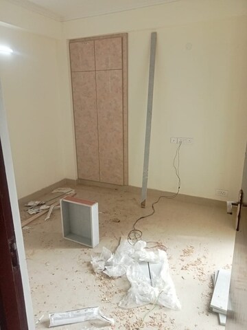 Room in 2.5 BHK Apartment at Amrapali O2 Valley, Tech Zone 4 Greater Noida – for Rent