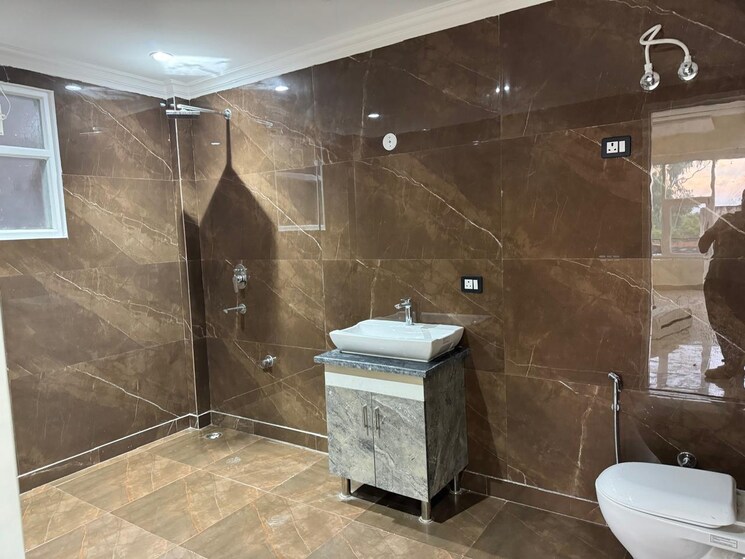 Attached Bathroom, green fields colony 5 Bedroom 2000 Sq.Ft. Builder Floor In Green Fields Colony Faridabad 8480266