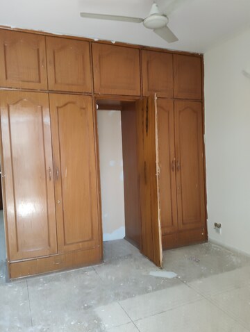 Bedroom in 3.5 BHK Apartment at DLF Exclusive Floors, Sector 53 – for Rent