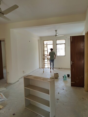 Master Bedroom in 3.5 BHK Apartment at DLF Exclusive Floors, Sector 53 – for Rent