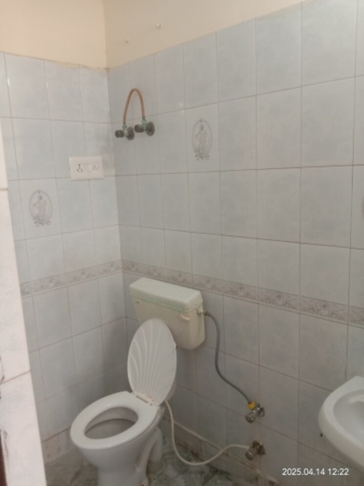 Bathroom, green fields colony 2 Bedroom 700 Sq.Ft. Builder Floor In Green Fields Colony Faridabad 8480536